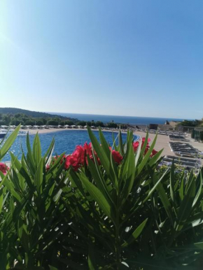 Appartement en rez-de-jardin avec vue mer et piscine